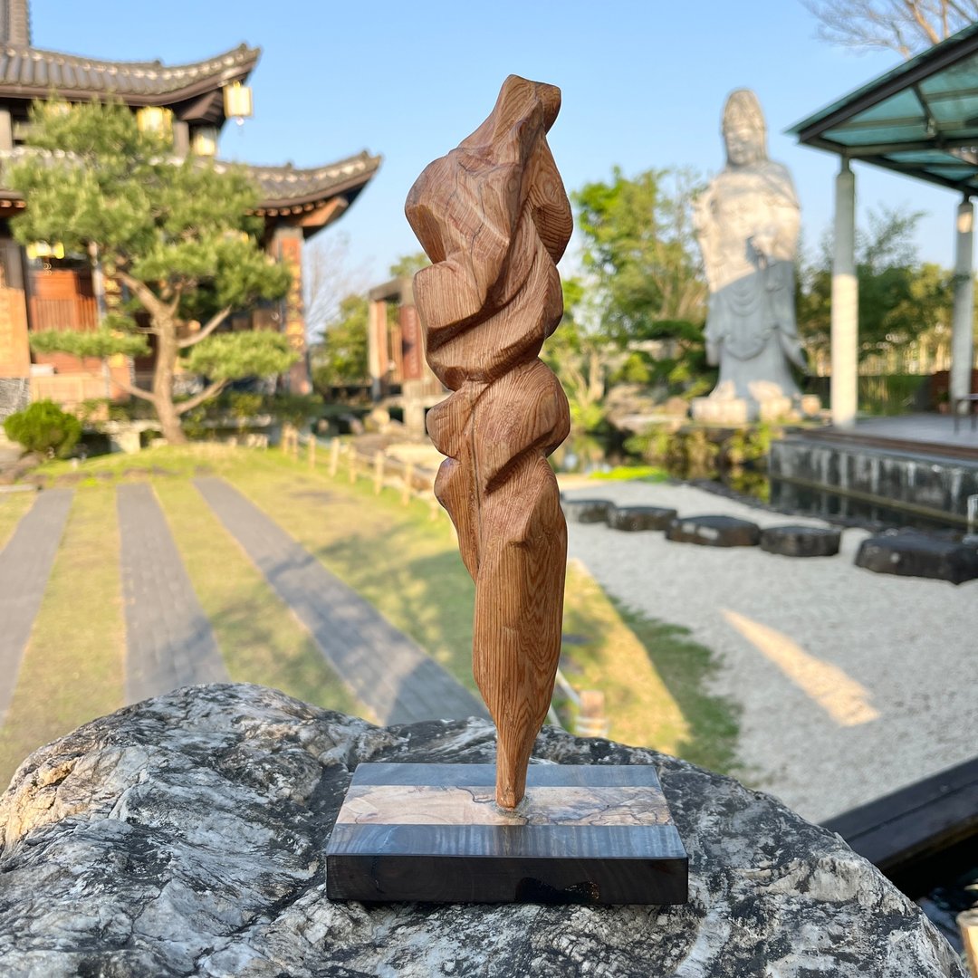 雕刻件　孤咏者　台湾桧木　巴拉圭绿檀底座 - 摆饰 - 木头 橘色