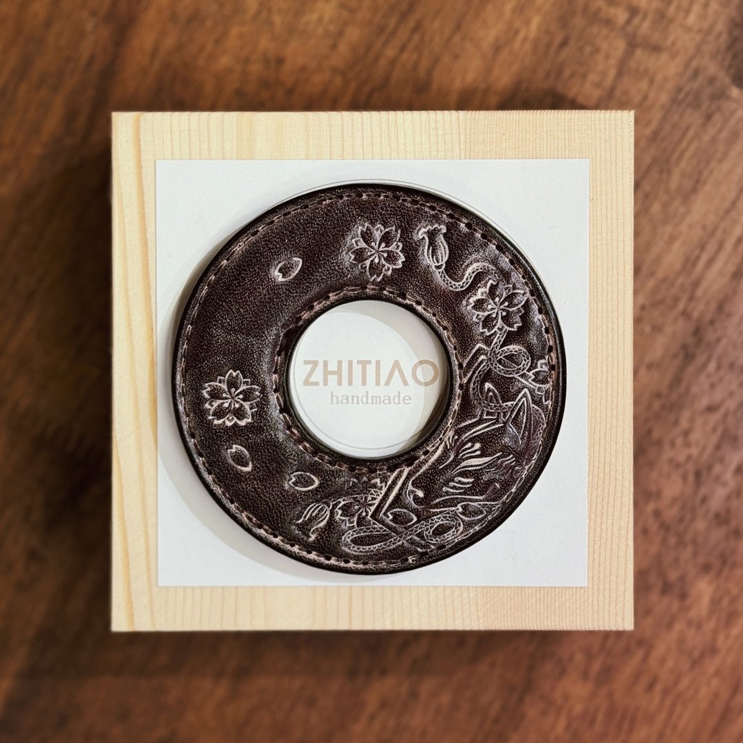 原创手工制作牛皮剑道刀镡 御先稻荷 雾蜡咖啡 剑锷 Tsuba - 运动配件 - 真皮 咖啡色