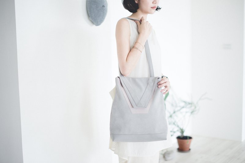 【日常系列】V backpack 两用后背包 灰X粉 - 后背包/双肩包 - 聚酯纤维 灰色