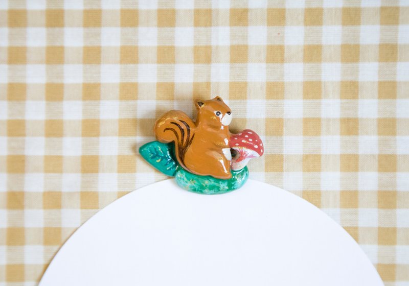 松鼠抱着蘑菇 扣针 - 胸针 - 粘土 