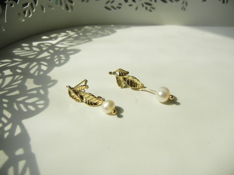 *coucoubird* 不对称叶片耳环 - 耳环/耳夹 - 24k 金 金色