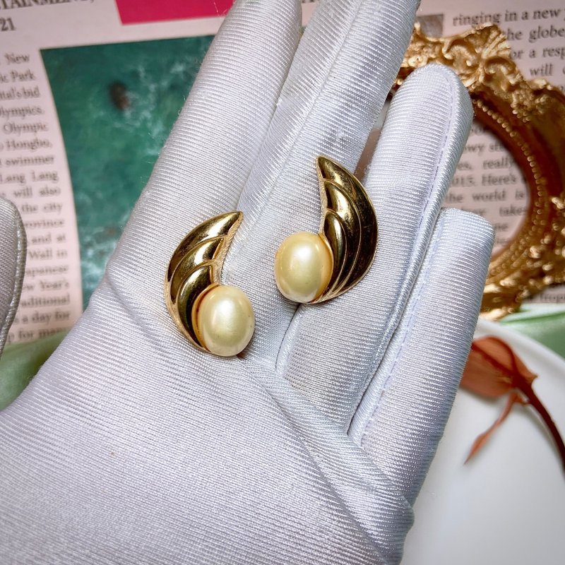 【西洋古董饰品】TRIFARI 美丽展翅珍珠感闪线条耳环耳针 - 耳环/耳夹 - 贵金属 金色