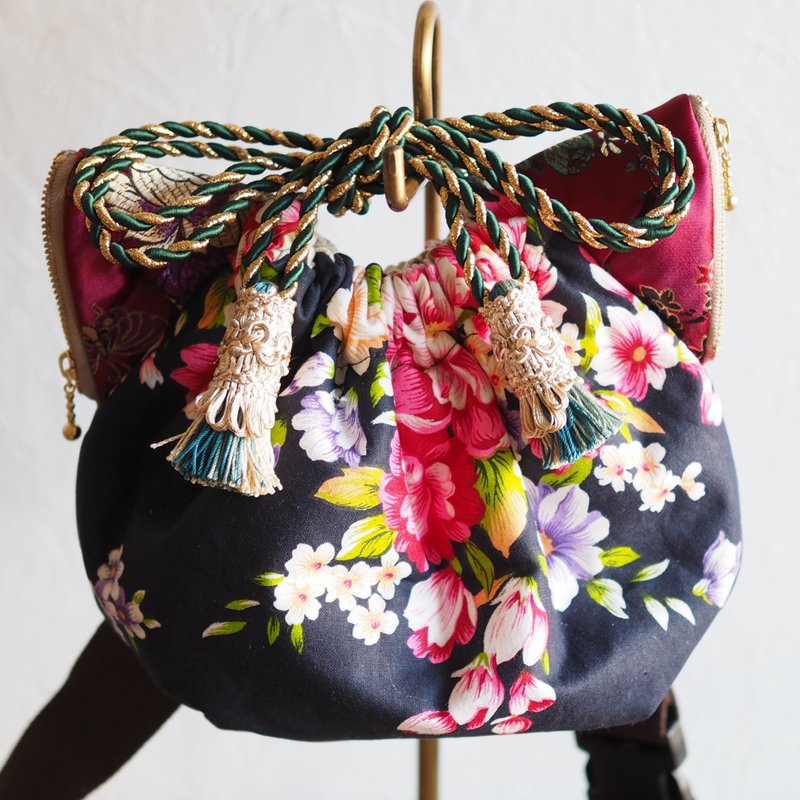 Taiwan flower lover cat type drawstring body bag (one piece work / free shipping) - 其他 - 棉．麻 黑色