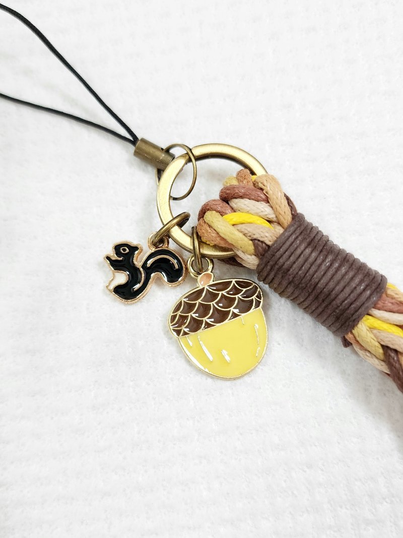 Paris*Le Bonheun。幸福手作。 腊线编织手机绳。松鼠与大果实 - 钥匙链/钥匙包 - 棉．麻 咖啡色