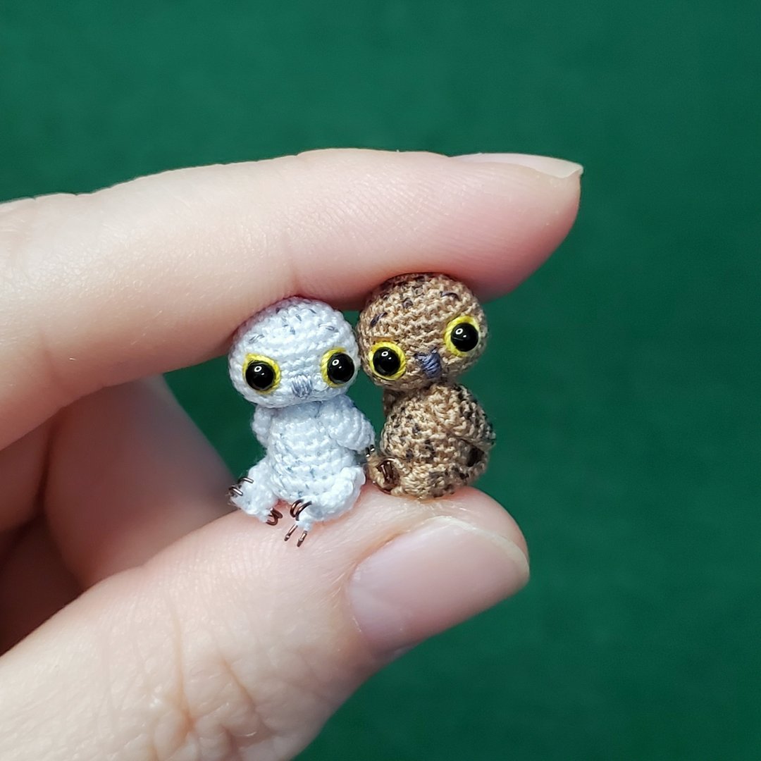 Extremely micro crocheted owl. Dollhouse miniature. Amigurumi stuffed owl - 玩偶/公仔 - 绣线 白色