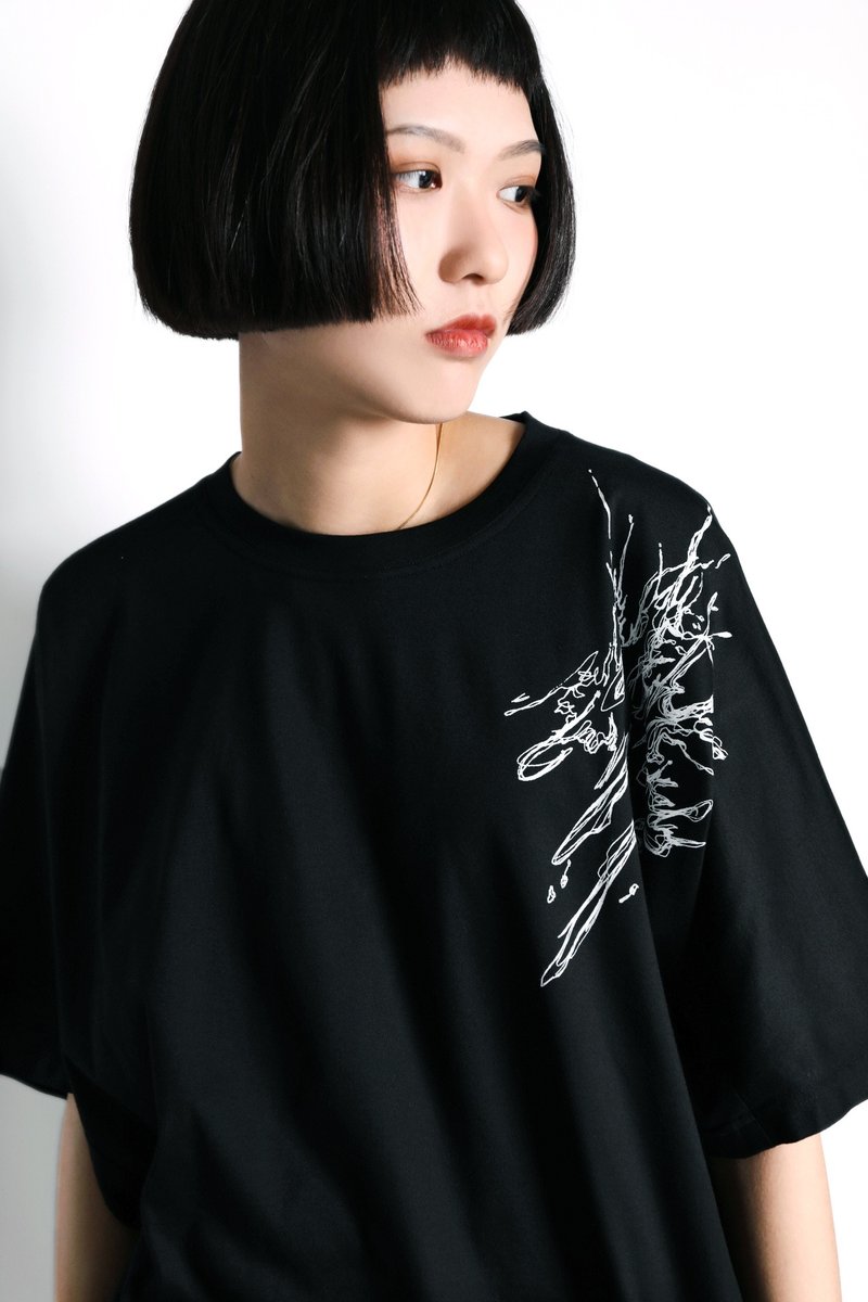 泼渍印花后挖洞宽版五分袖圆领T恤 - 女装 T 恤 - 棉 黑色