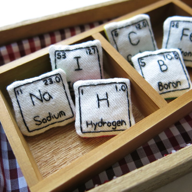 元素扣针 / 化学元素周期表 / 可定制化 - 胸针 - 绣线 多色