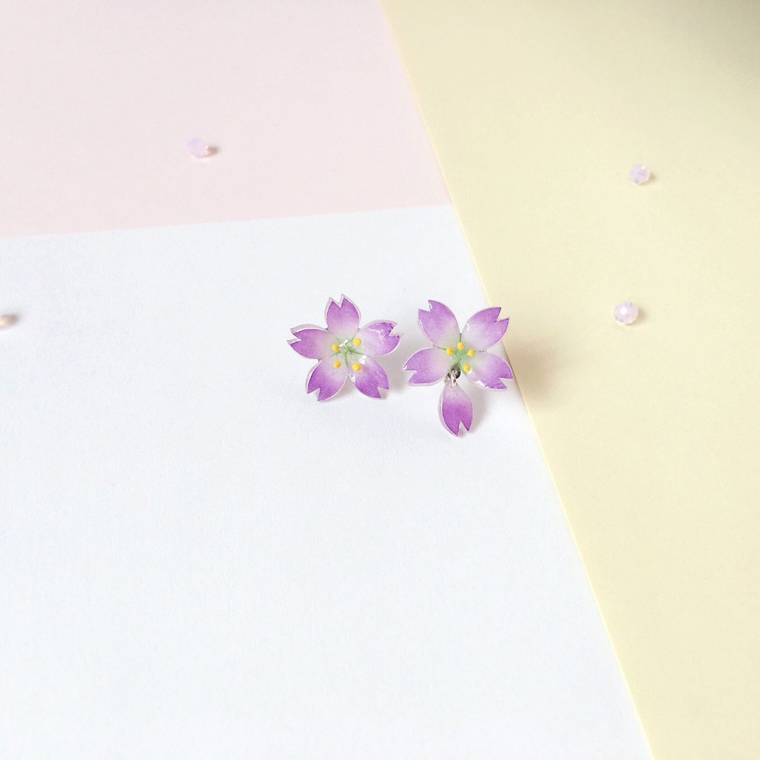 [桜花限定系列] 浪漫夜樱手绘紫樱花垂坠小花瓣不规则耳环 耳针<现品售完即止> - 耳环/耳夹 - 植物．花 紫色