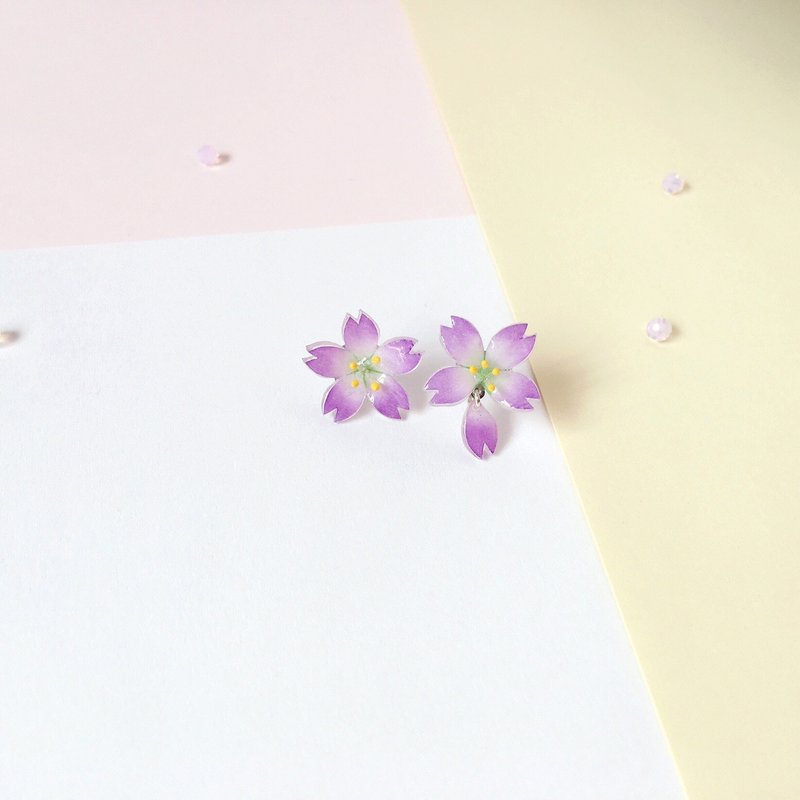 [桜花限定系列] 浪漫夜樱手绘紫樱花垂坠小花瓣不规则耳环 耳针<现品售完即止> - 耳环/耳夹 - 植物．花 紫色