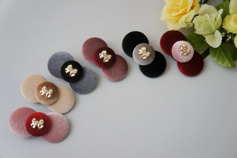 H1-多功能胸针-胸花发夹侧夹衣服配件花朵蝴蝶结类 绒布包扣 - 胸针 - 其他材质 多色