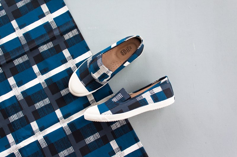 康乃馨朵朵开 | 菓菓日.蓝璃幽幽.花布鞋.舒适.真皮鞋垫.日本花布 - 女款休闲鞋 - 棉．麻 蓝色