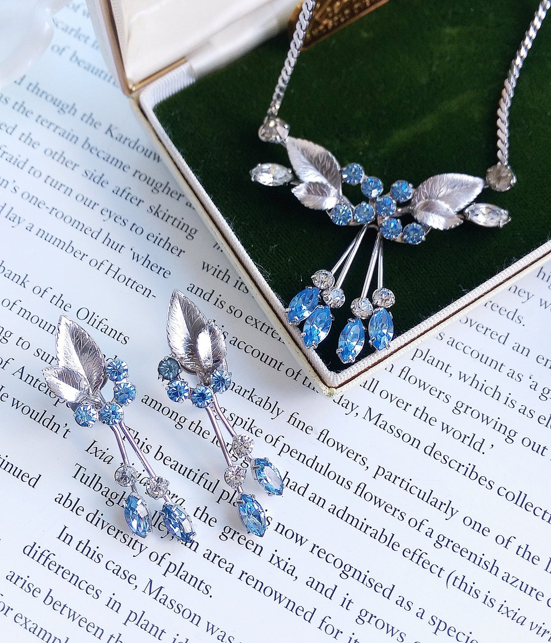 Vintage Jewelry 西洋古董饰品 Krementz 蓝钻花叶项链+栓式耳环 - 项链 - 其他金属 透明