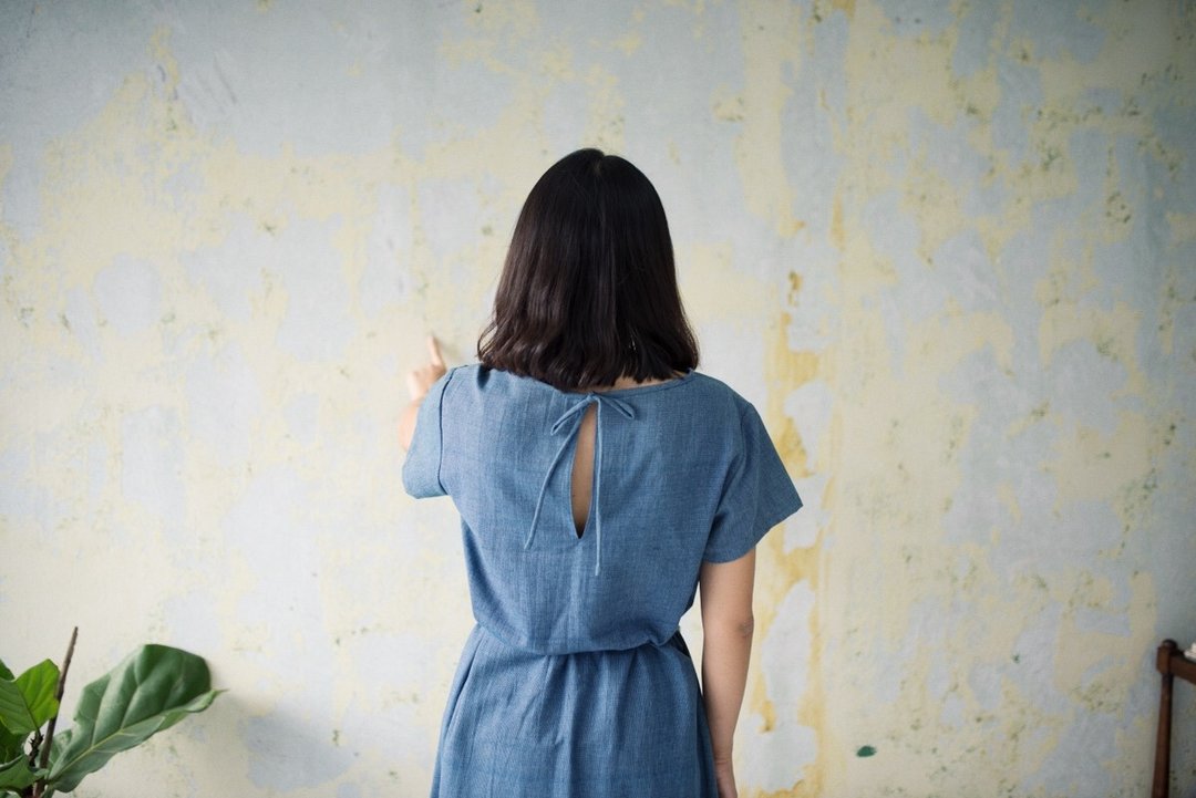 Summer Back Bow Dress Hand Woven Indigo cotton - 洋装/连衣裙 - 棉 蓝色