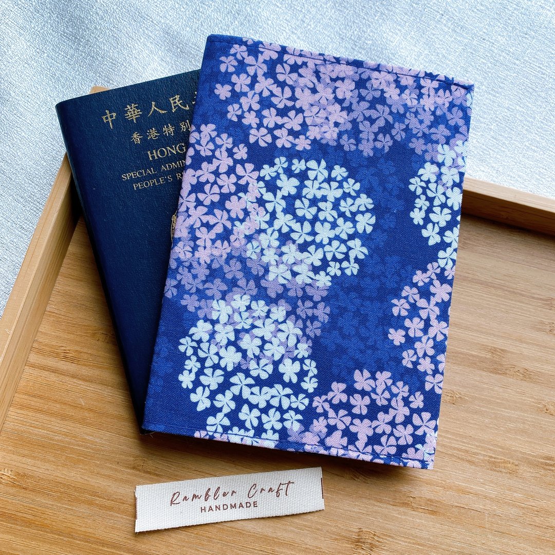 护照套 Passport Holder 护照夹 护照收纳 紫蓝绣球花款 - 护照夹/护照套 - 棉 