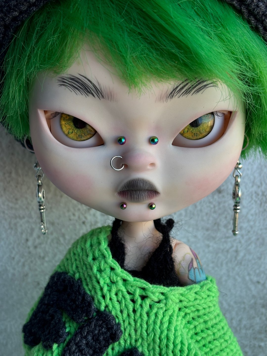 Blythe 亚洲订制娃娃，带纹身，脸部穿孔，绿色头发 OOAK 娃娃 - 玩偶/公仔 - 塑料 绿色