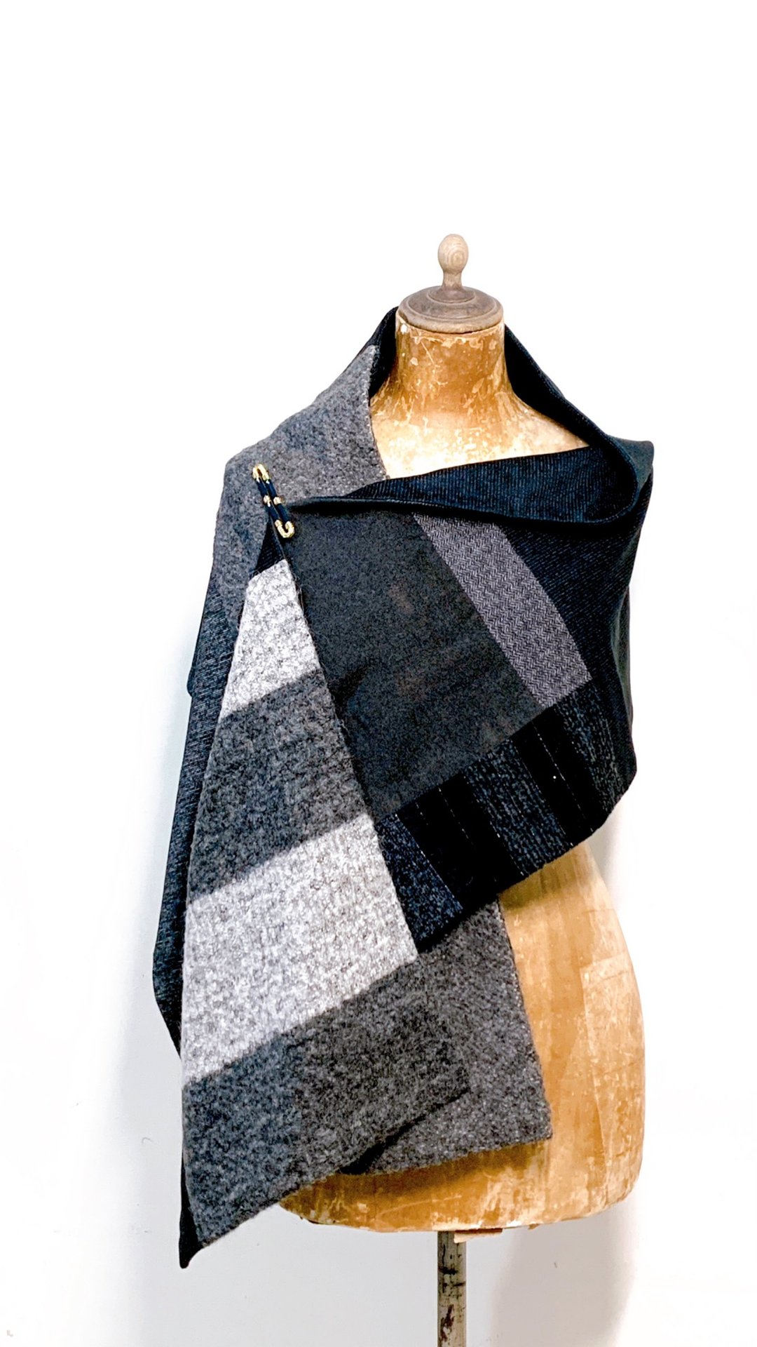 纯手作/内敛绅士风灰黑色撞色拼接毛料超有型温暖厚围巾披肩 - 围巾/披肩 - 羊毛 灰色