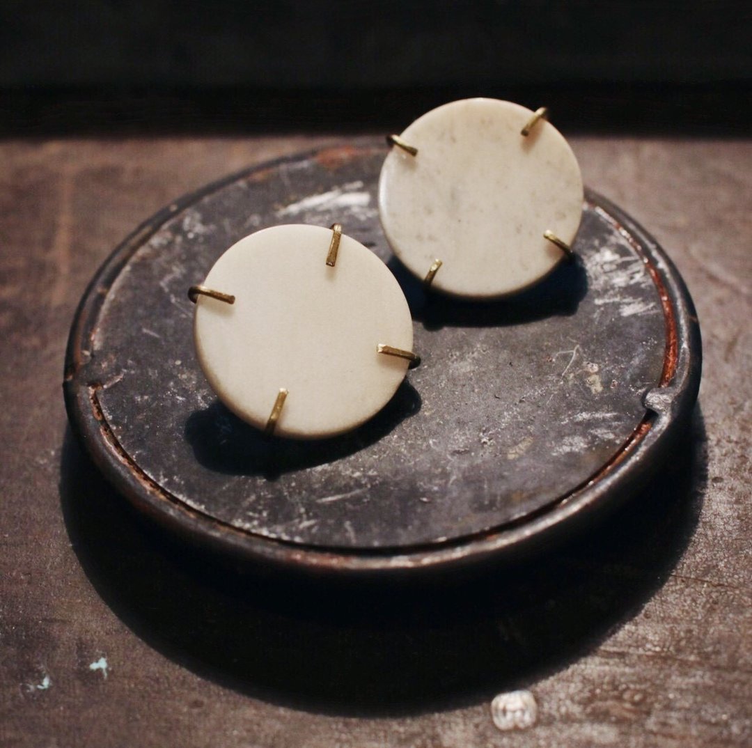 MU   石 Stone系列  白玉石圆片黄铜耳环 - 耳环/耳夹 - 玉石 白色