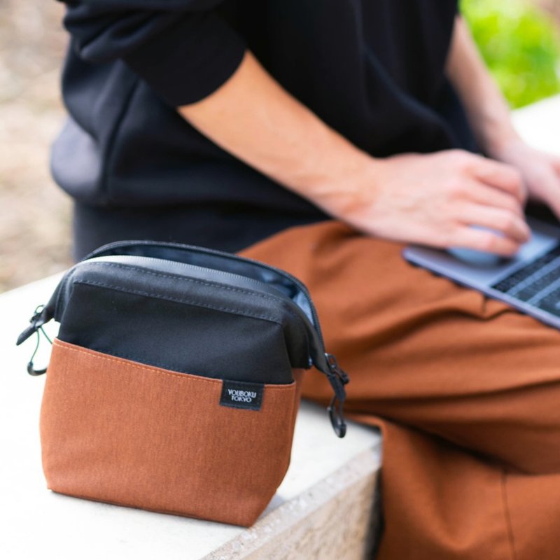 Youboku Tokyo Days Pouch Black Brown gadget pouch gadget organizer - 化妆包/杂物包 - 其他人造纤维 咖啡色