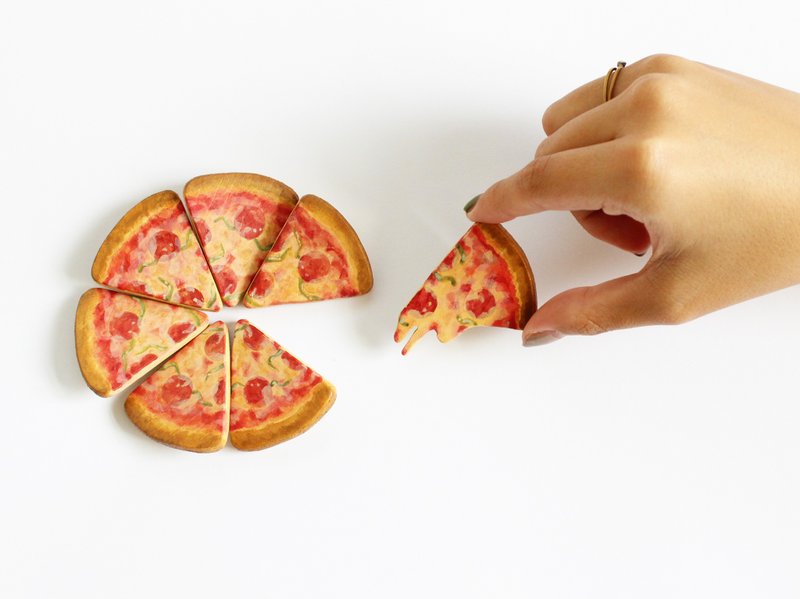 Pizzeria's wooden brooch - 胸针 - 木头 红色