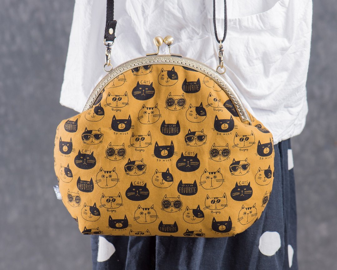 【猫咪脸贴纸】复古金属口金包-大款 #随身包 #可爱 #猫咪 #卡通 - 侧背包/斜挎包 - 棉 咖啡色