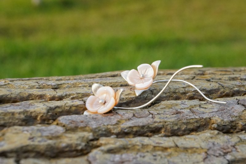 带朵花走 - 耳环/耳夹 - 贝壳 银色