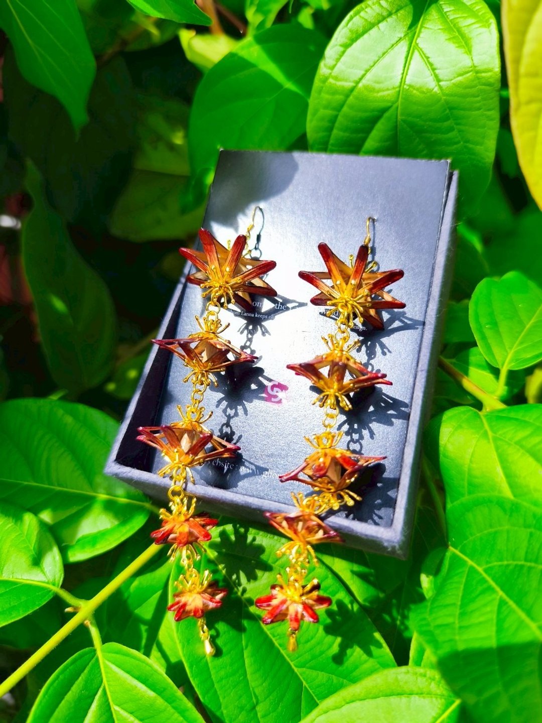 Dok-sailom Dan An Sadok Earrings (ดอกสายลมดั้นอัสดง) - 耳环/耳夹 - 木头 红色