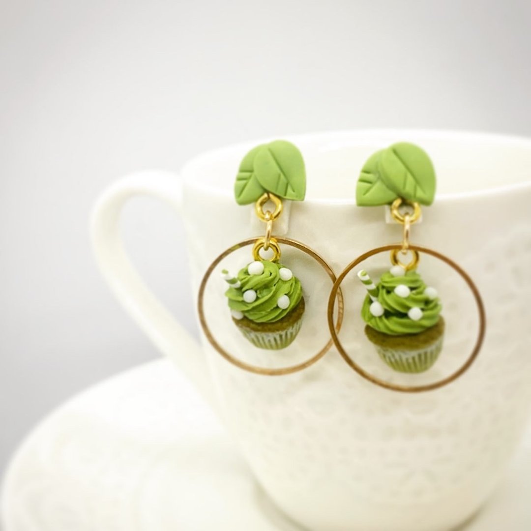 袖珍抹茶杯子蛋糕软陶耳环 Miniature Matcha Cup Cake Earrings - 耳环/耳夹 - 陶 绿色
