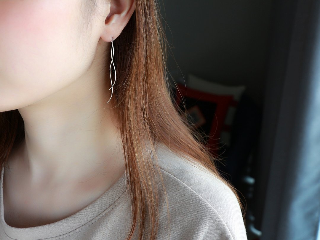 SV935 (Argentium)-nuance curve pierced earrings Impossible earrings - 耳环/耳夹 - 宝石 银色