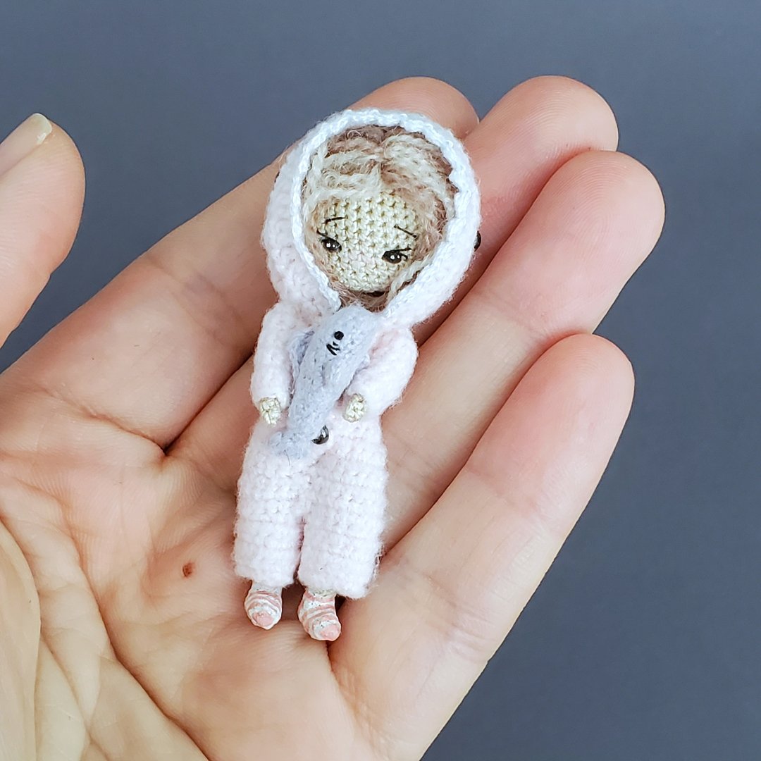 Custom miniature crocheted doll with movable legs. Dollhouse miniature. - 玩偶/公仔 - 棉 粉红色