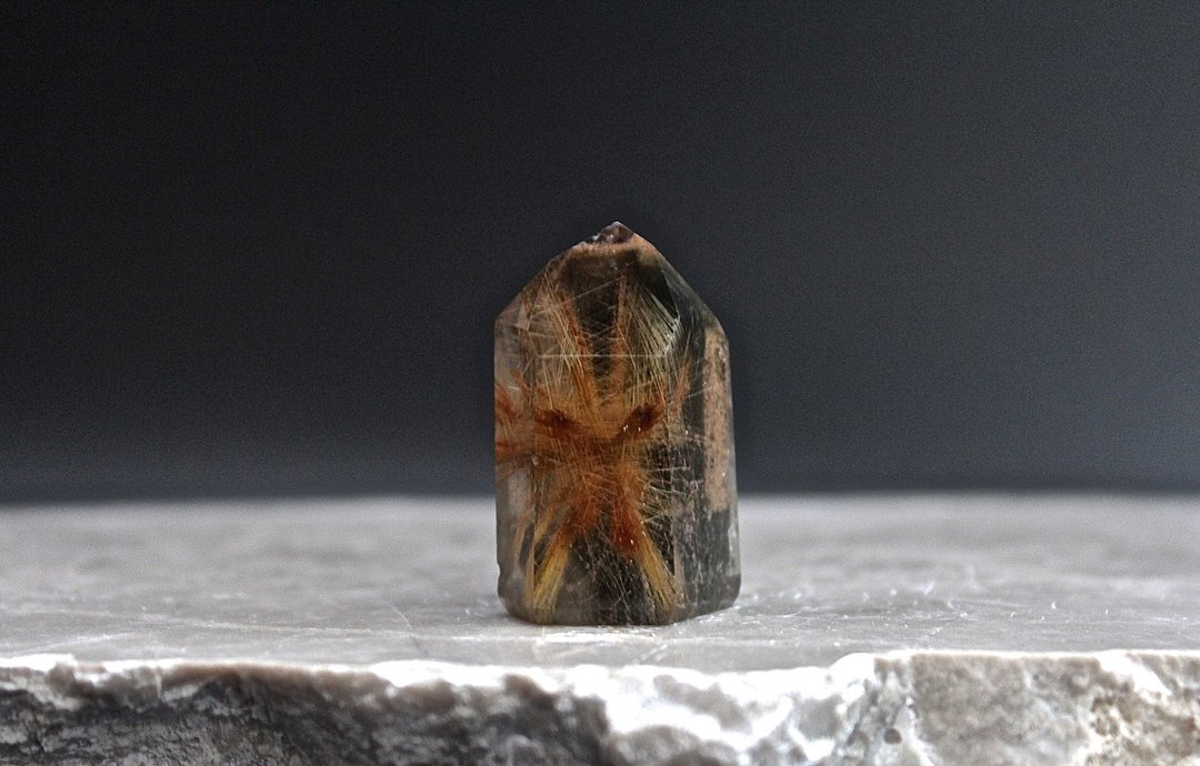 石栽 SHIZAI-异象金发晶柱 - 含底座 - 摆饰 - 水晶 金色