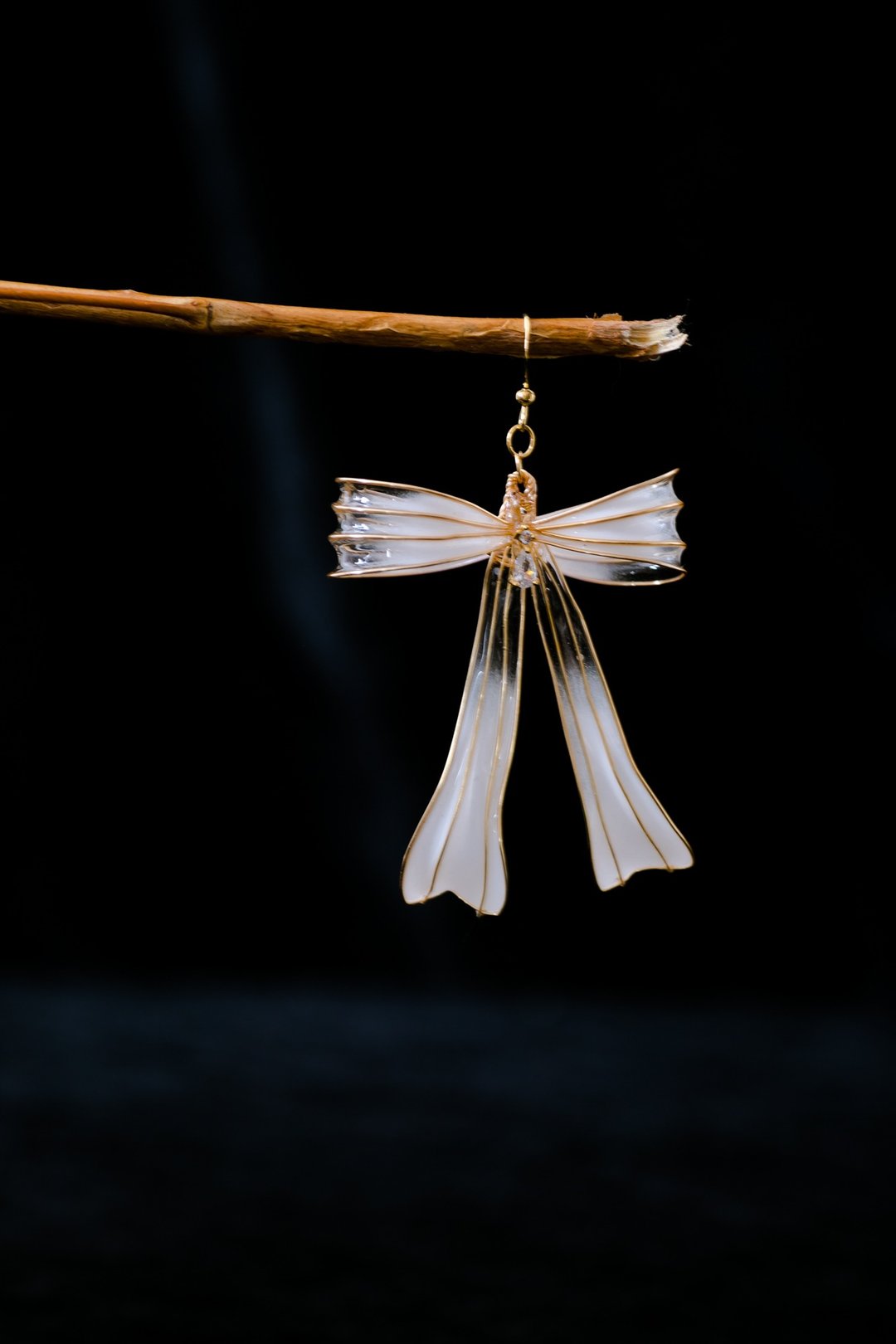 巴黎女伶立体蝴蝶结耳环-渐层白、白色 - 耳环/耳夹 - 塑料 白色
