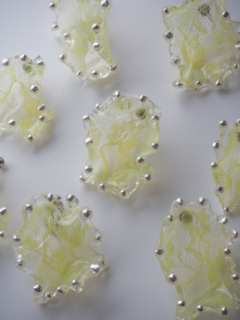 UNEUNE - 耳环/耳夹 - 树脂 黄色