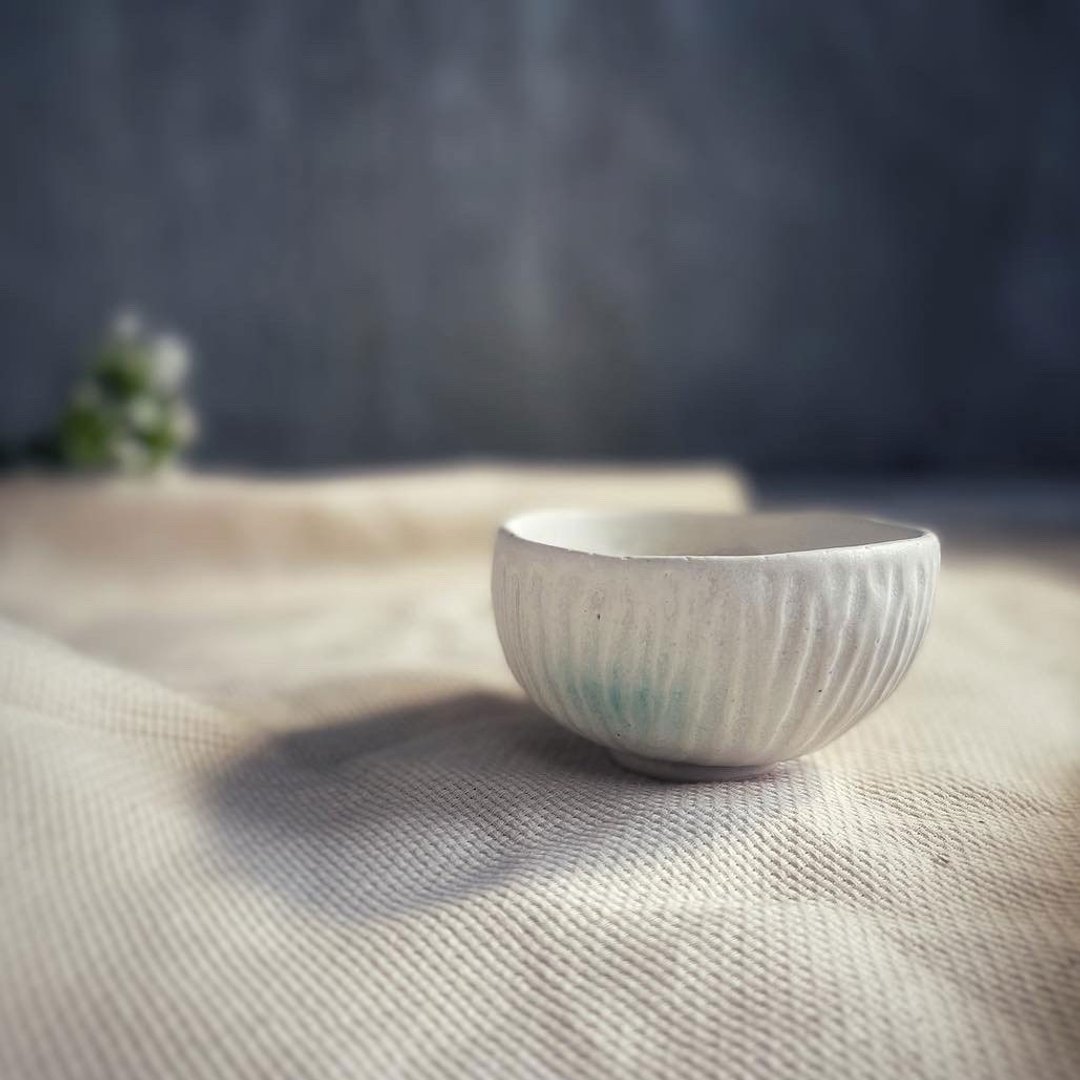 桌上的白瓷糖霜 / 不乖白瓷碗 - 碗 - 瓷 白色