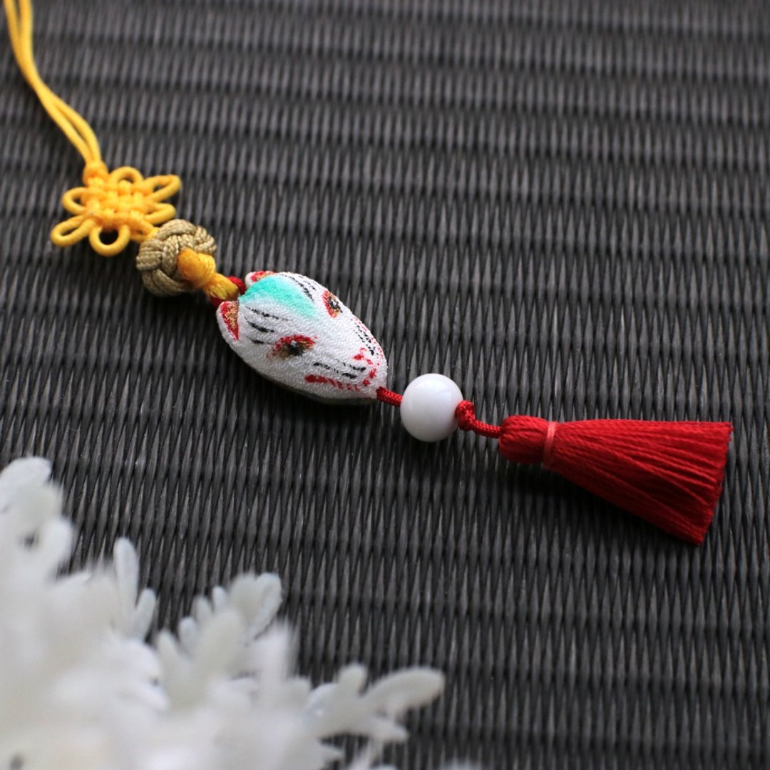 Yellow Tamafusa Musubi Small Fox Netsuke String Strap with White Glass Beads - 其他 - 丝．绢 黄色