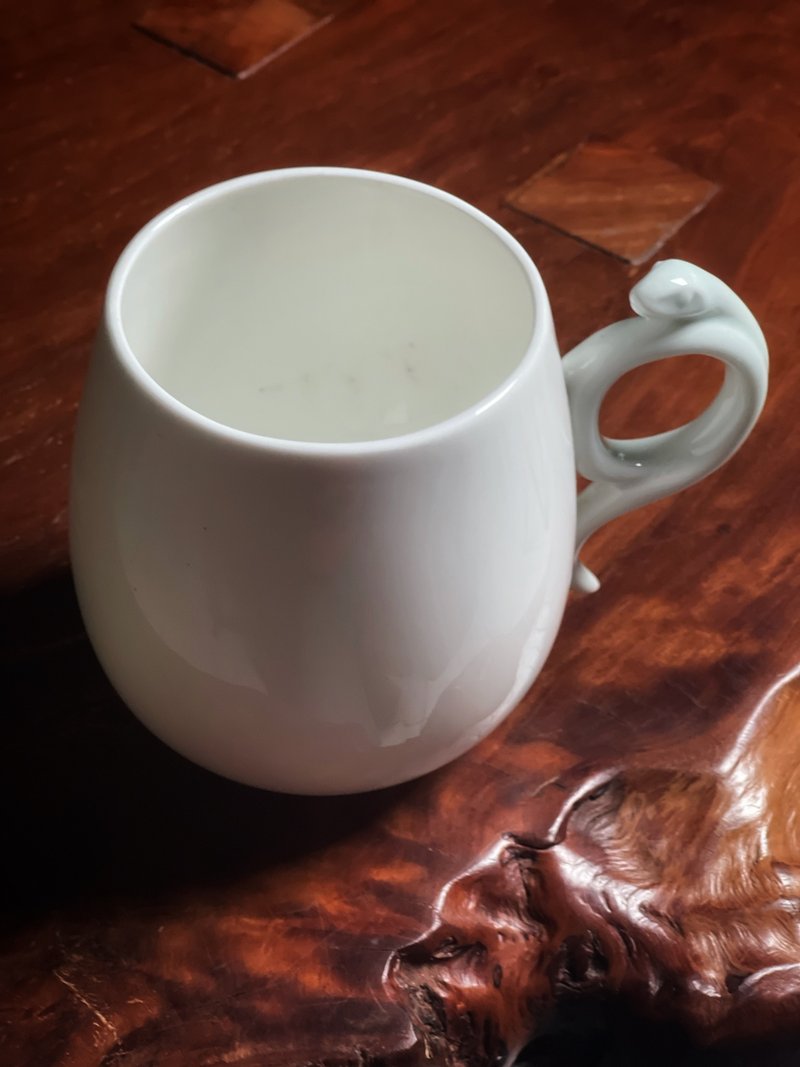 12生肖纳福杯蛇 手捧一份福气 守住岁岁朝朝的安康 - 咖啡杯/马克杯 - 瓷 白色