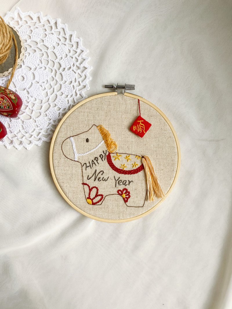 【芳小姐手作】马年顺利新年快乐刺绣小马挂饰挂框  小礼物 - 摆饰 - 棉．麻 多色