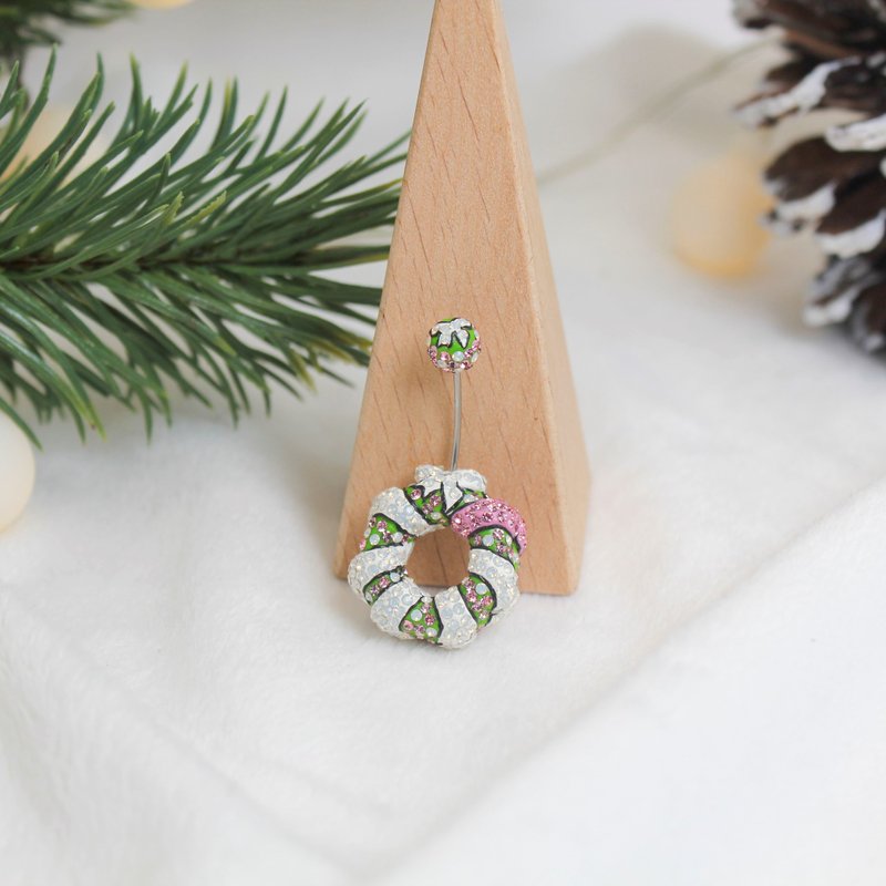 【小耶诞】圣诞花圈弯针耳环 / 施华洛世奇满钻耳环 - 耳环/耳夹 - 其他材质 白色