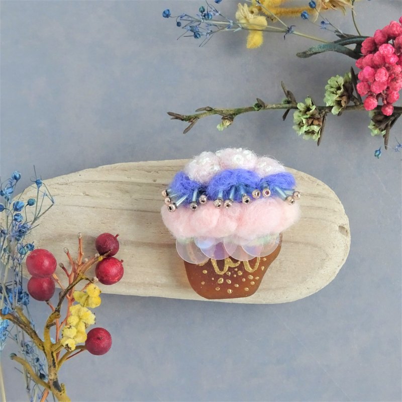 羊毛刺绣．珠饰．海砂石胸针 - 胸针 - 瓷 粉红色