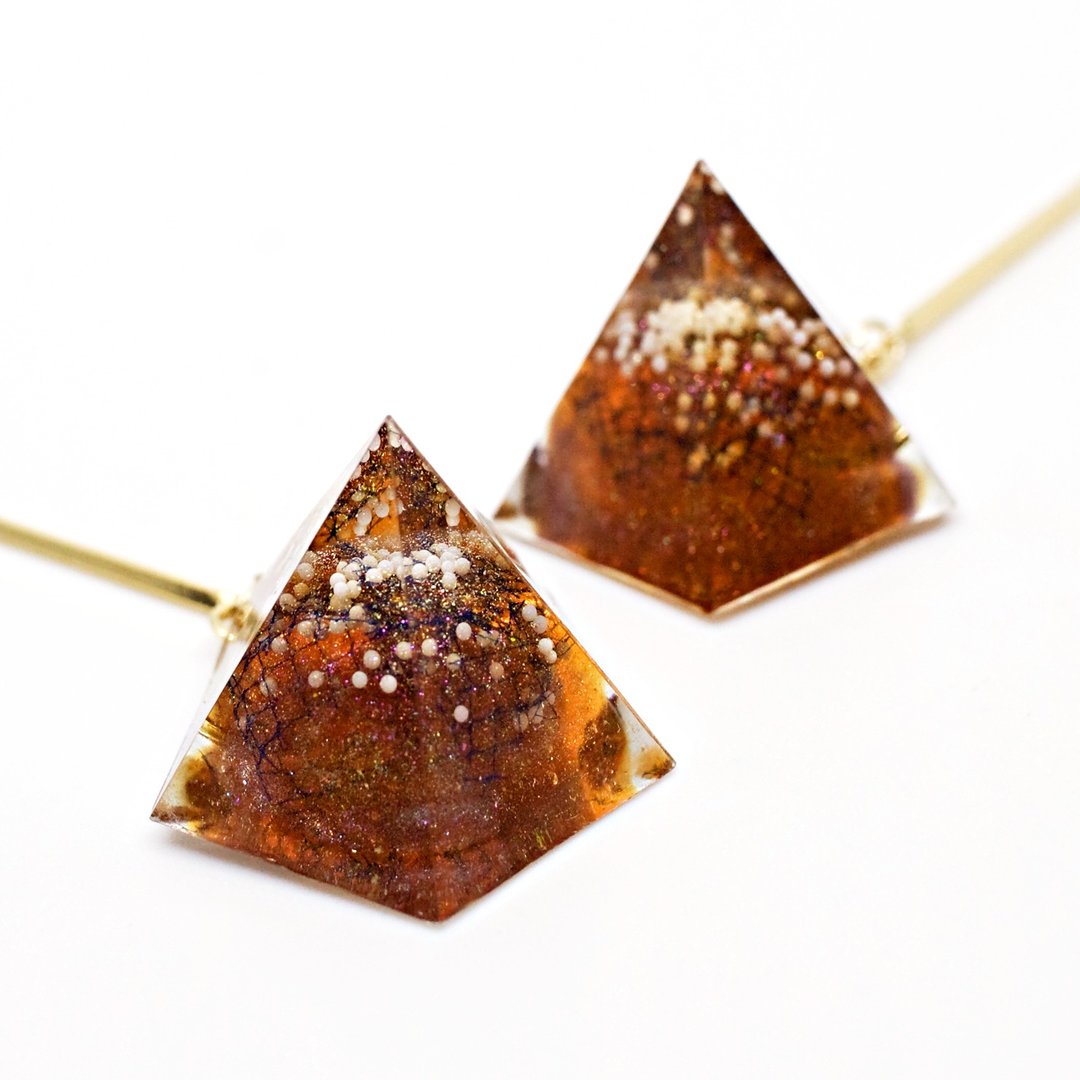 Pentagon Dome Dangle Earrings (Snow colored leaves) - 耳环/耳夹 - 树脂 橘色