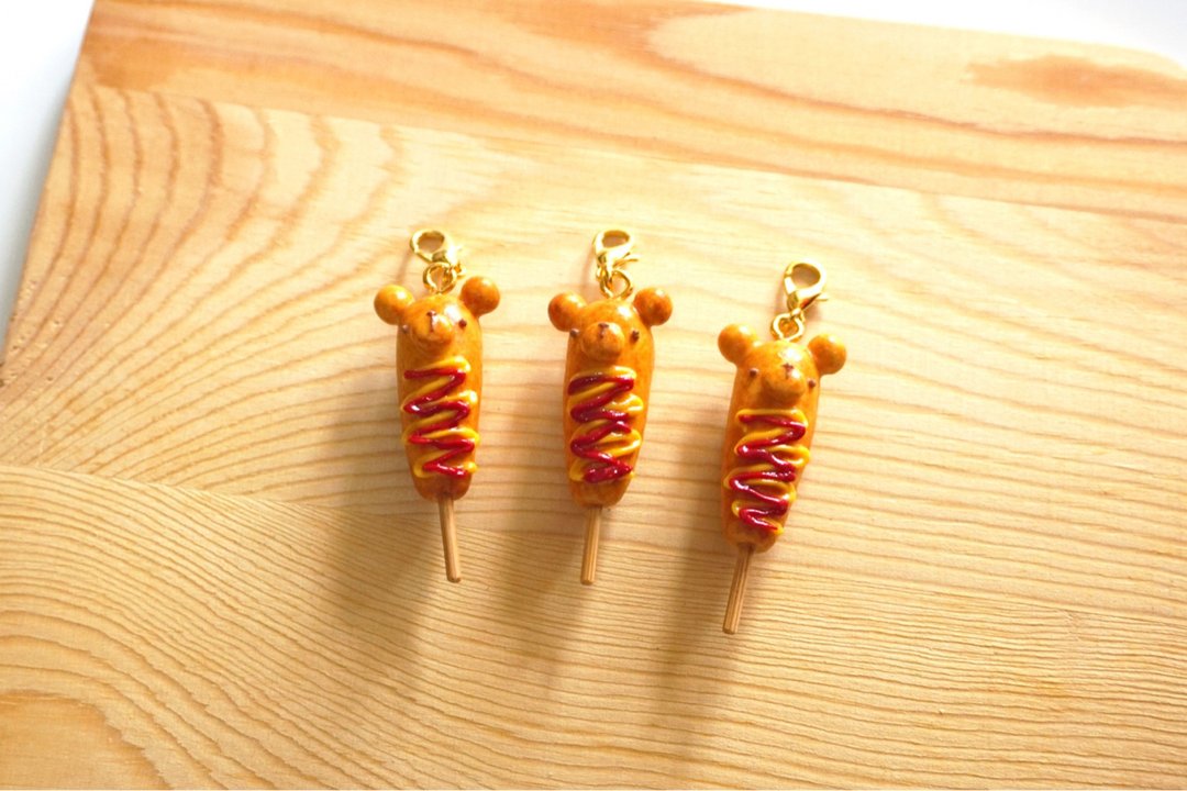 HealingKuma Collection 小熊热狗棒挂饰 | 仿真迷你食物钥匙扣 - 吊饰 - 粘土 咖啡色