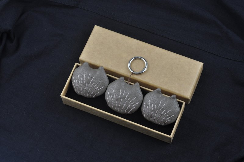 手工刺绣花火猫咪饰品3入 冰箱贴 钥匙扣吊饰 胸针 深棕色 - 吊饰 - 人造皮革 咖啡色