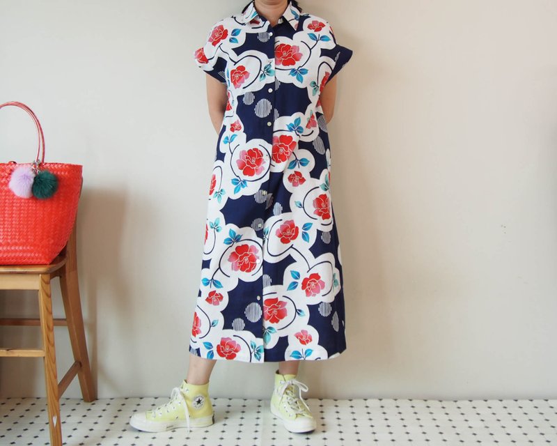 YUKATA LONG SHIRT - 以复古浴衣布料制成的长版衬衫洋装 - 洋装/连衣裙 - 棉 蓝色