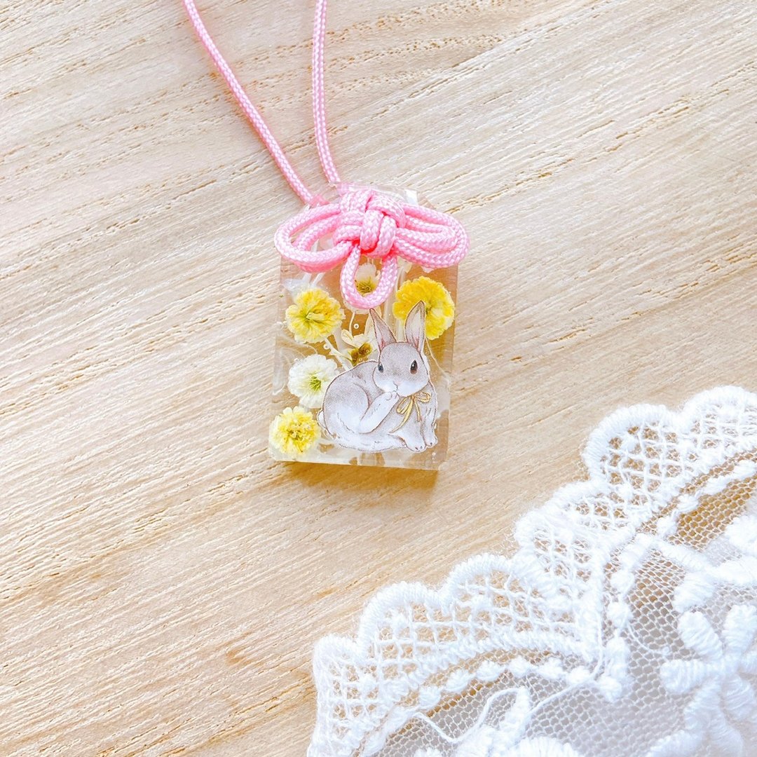 Kumayankee联乘Periwinkle Accessories 春日兔子御守 日本花材 - 钥匙链/钥匙包 - 其他材质 多色