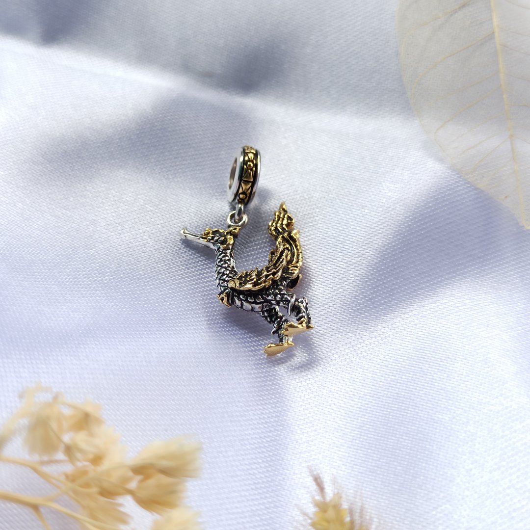 The swan silver charm is a literary animal that lives in the Himmapan forest. - 手链/手环 - 纯银 金色