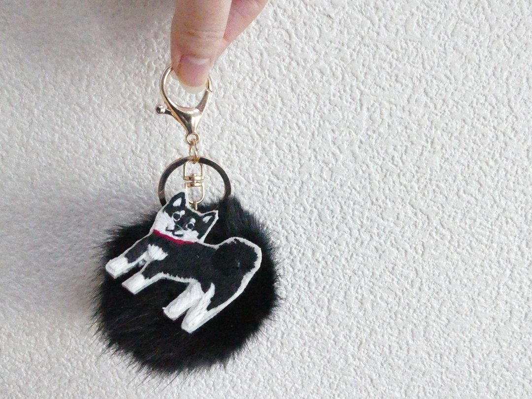 Fur pompon bag charm black embroidered black shiba - 钥匙链/钥匙包 - 棉 黑色