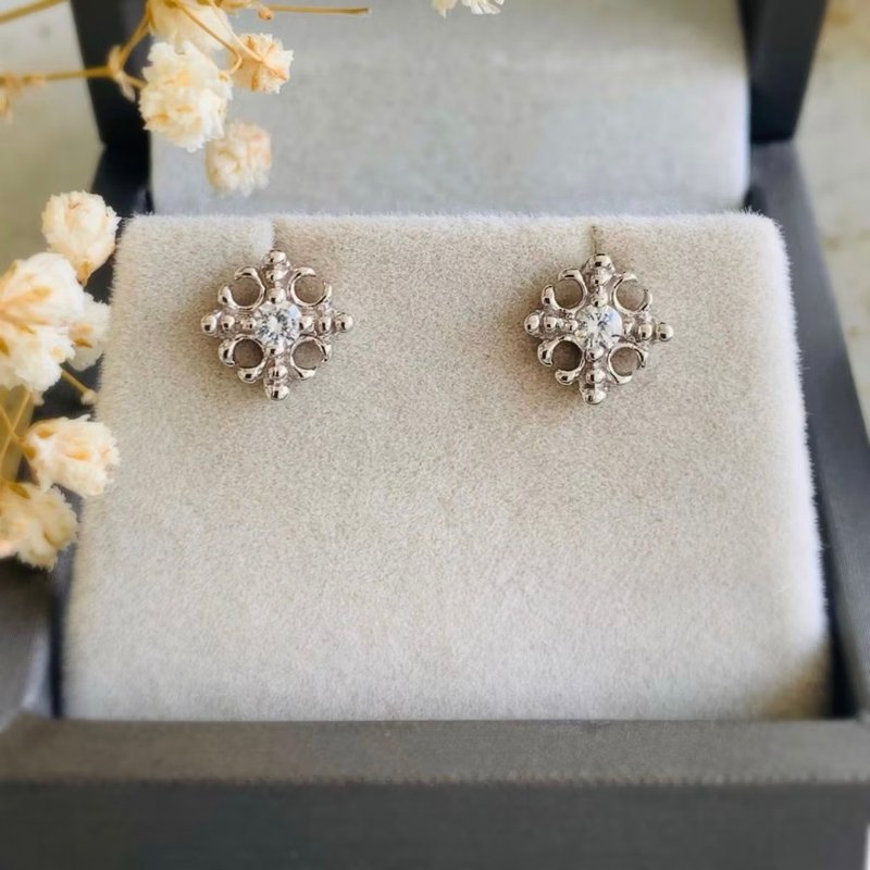 复古希腊风格耳钉, 镶嵌白色锆石 (白色/无色锆石), 3 毫米。 - 耳环/耳夹 - 半宝石 透明