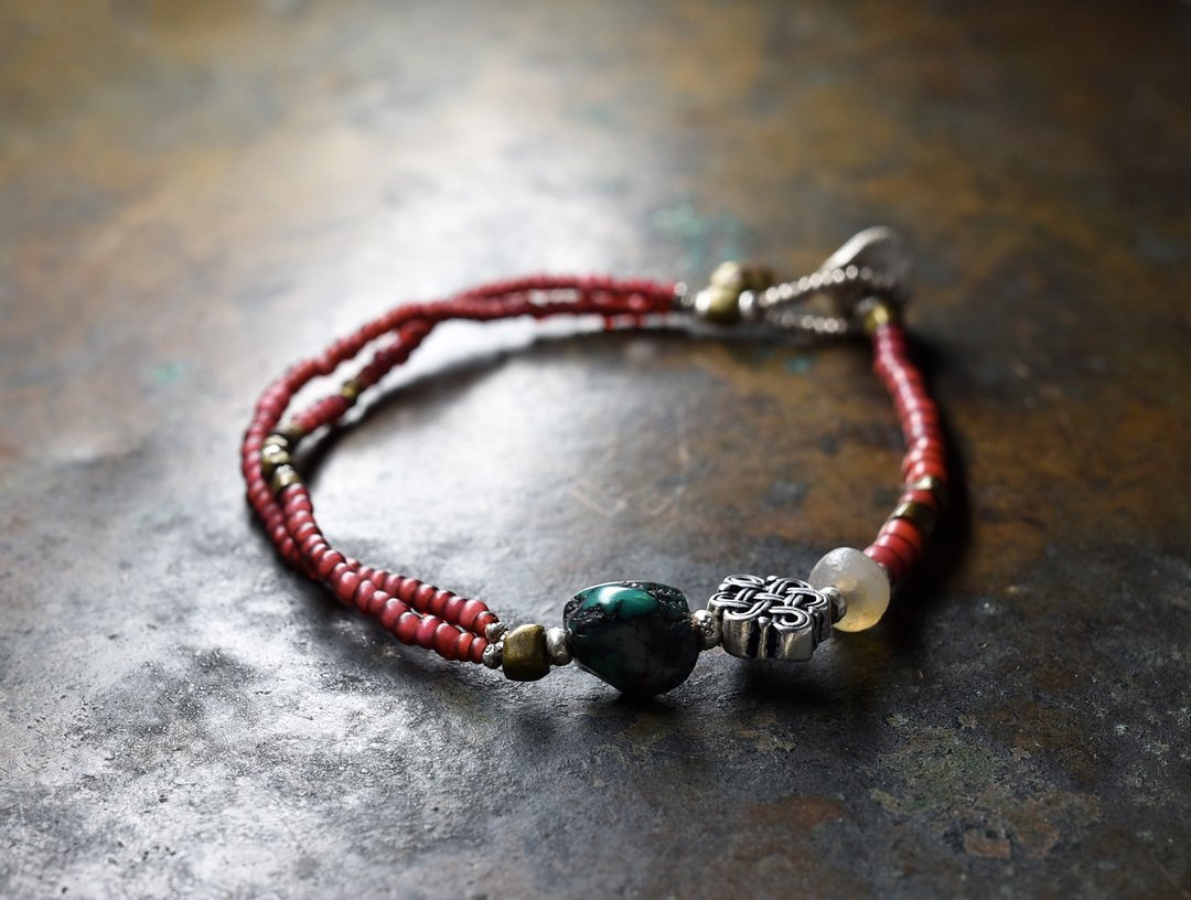 old Tibetan turquoise and endless knot, ancient agate, golden red white hearts, old orissablas breath - 手链/手环 - 玻璃 红色