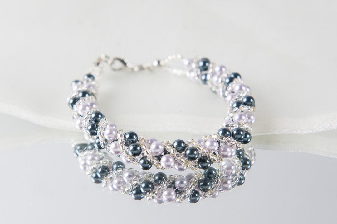 White and black twisty swarovski bracelet, 7 inches and 2 inches chain - 手链/手环 - 珍珠 银色
