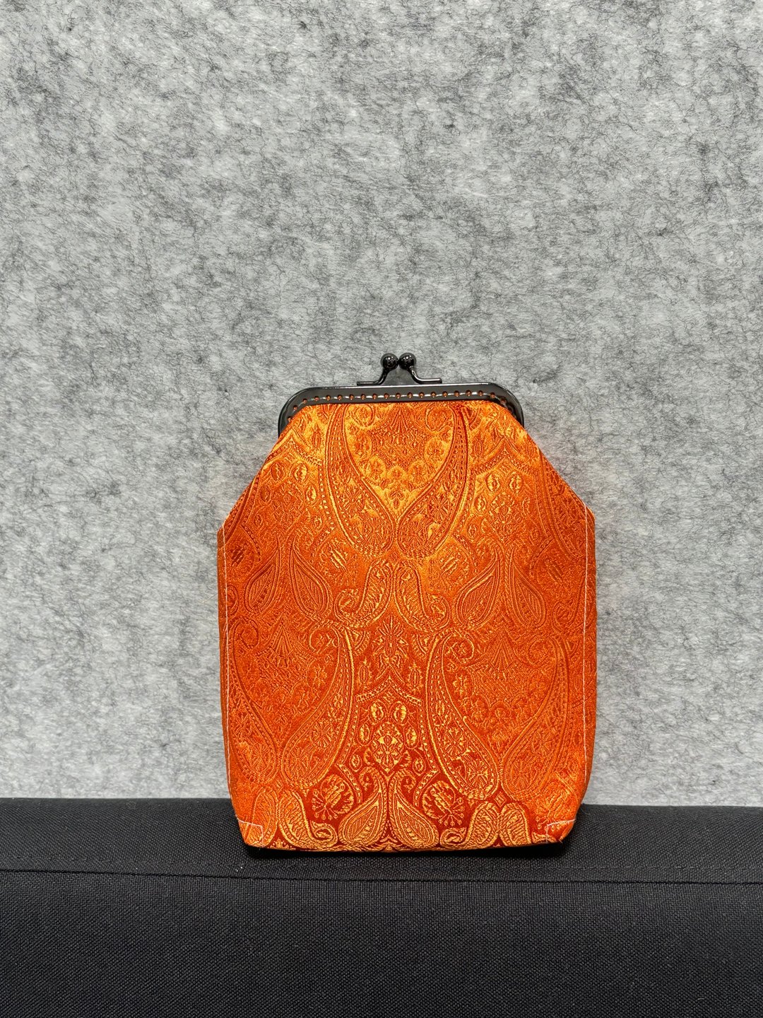 MBC 人手制 织锦腰果花 10cm 方形框 口金包 橙色 - 侧背包/斜挎包 - 棉 橘色