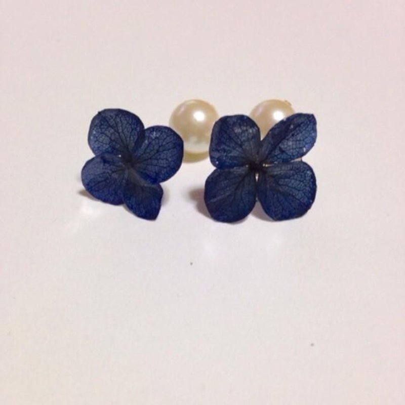 Navy hydrangea pearl earrings - 耳环/耳夹 - 植物．花 蓝色